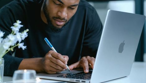 LinkedIn'de Etkileyici Başlıklar Yazma: Profesyonel İçerik Oluşturmanın Püf Nokt